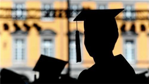 Ab sofort können Hochschulen das fachlich begrenzte Promotionsrecht in besonders forschungsstarken Bereichen beantragen. Foto  picture alliance / dpa | Julian Stratenschulte