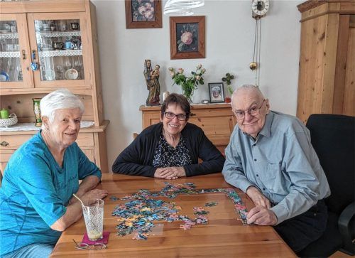 Adolf Weber (rechts) zusammen mit seiner Nichte Elisabeth Weide (links) und Irmgard Oppenrieder (Mitte), Vorsitzende des Seniorenbeirats Rosenheim. Foto Aberle