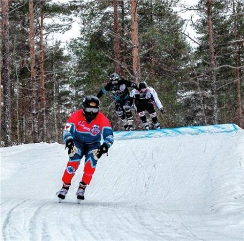 Adrenalin pur: Luca Engler rast auf Schlittschuhen den Eiskanal hinab.Foto Petteri Nupponen