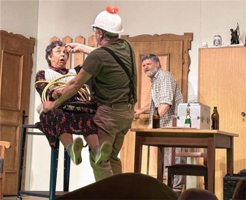 Albert Parzinger alias Heimbewohner Fred (rechts) und sein Freund Paul Schnitzer (Rainer Geppert) bringen mit Irma Bücheler (Anneliese Ober) alles durcheinander. Foto  Hobmaier