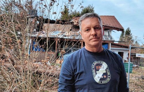 Alois Zeilinger ist einer der direkten Nachbarn und Ersthelfer, die dem Bewohner des in Brand geratenen Einfamilienhauses (im Hintergrund) in der Nacht auf Montag das Leben retteten.Foto Birkhof