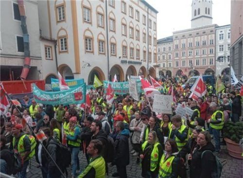 Am Max-Josefs-Platz in Rosenheim fand gestern eine große Streikkundgebung statt. Foto  Tadi