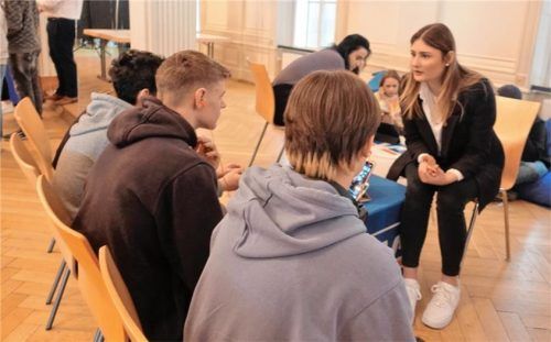 An den einzelnen Stationen gab es intensive Gespräche. Foto Wunsam