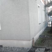 Wimmerndes Baby im Hof gefunden