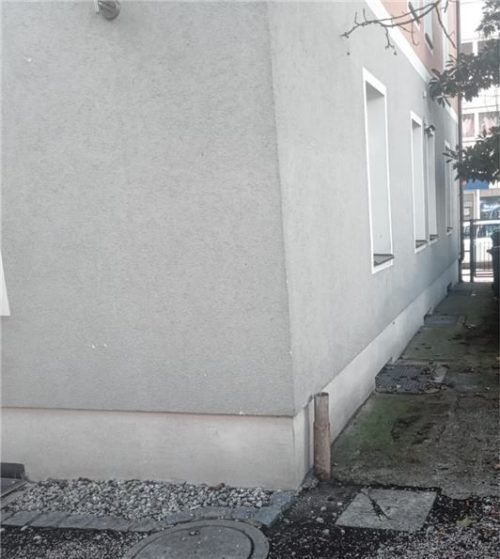 An dieser Stelle hat Franz Reindl, der Eigentümer des Hotels „Wendelstein“, das unterkühlte Neugeborene gefunden. Foto  Tadi