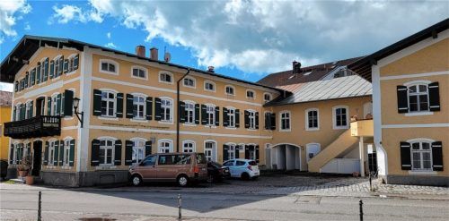 Anwesen Kirchplatz 2 und 4: In der Dreiflügelanlage plant ein Investor Wohnungen und Gastronomie, aber auch ein Bürgersaal soll dort unterkommen. Der Gemeinderat ist von den Ideen angetan.Foto Kirchner