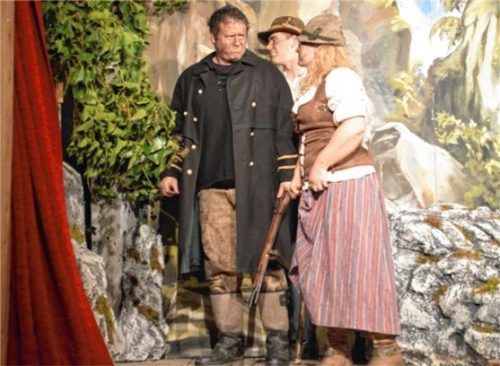 Auf der Lauer liegt Räuberhauptmann Gust (Christian Sixt) mit seiner Bande, der Res (Nina Käsweber) und Räuberlehrling Jackl (Elias Altenweger). Foto Sieberath