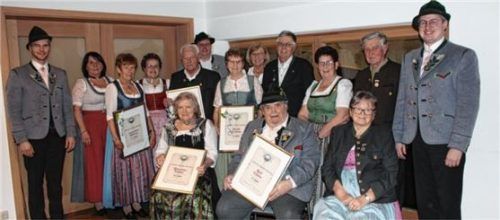 Auszeichnung für verdiente Mitglieder: (hinten, von links) Vorsitzender Ludwig Redl, Petra Görgmaier, Hannelore Stöttner, Inge Erb, Bernhard Rinser, Erwin Huber, Theresia Pfeilstetter, Johanna Veit, Peter Veit, Maria Haberzettl, Simon Meisinger und Jakob Schnitzlbaumer sowie (vorne, von links) Klementina Taschner, Hans Taschner und Katharina Dangl.Foto Schauer