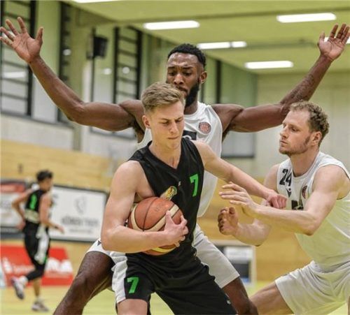 Bad Aiblings Leon Timoschenko wird von Garric Young und Jakob Kock (rechts) bedrängt.Foto Hans Weitz