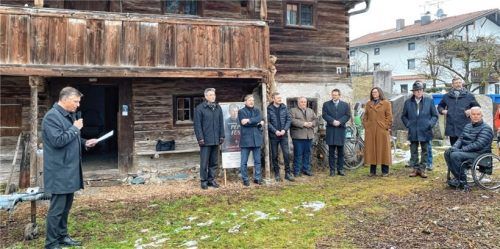 Baukulturspaziergang zum Trogerhaus in Au: Bad Feilnbachs Bürgermeister Anton Wallner stellt die Ideen für die künftige Entwicklung zum Dorfzentrum vor.