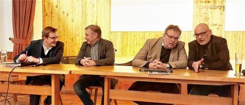 Bei der Bürgerversammlung: (von links) Bürgermeister Christoph Schneider (Unabhängige Neubeurer), Zweiter Bürgermeister Wolfgang Sattelberger (CSU), Kommunalberater Ralf Stappen und Bürgermeisterstellvertreter Hubert Lingweiler (Grüne). Foto riedl