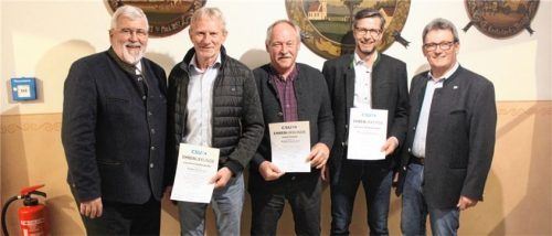 Bei der Ehrung der Vereinsmitglieder war (von links) Bezirksrat Sebastian Friesinger anwesend. Er gratulierte Leonhard Dettendorfer, Josef Drexler senior und Johann Straßburger. Seinen Dank sprach auch der Vorsitzende Peter Moser aus.Foto Steffenhagen