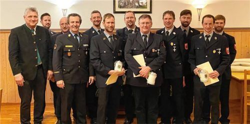 Bei der Ehrung: (von links) Bürgermeister Bernd Fessler, Kreisbrandmeister Christian Schmidt, Kreisbrandmeister Rudi Huber, Kreisbrandrat Richard Schrank, Thomas Zimmermann, Stefan Schmelcher, Leonhard Krichbaumer, Markus Hofmann, Kommandant Josef Wallner, Zweiter Kommandant Roland Voggenauer, Anton Paul sowie Vorsitzender Thomas Hoferer. Foto re