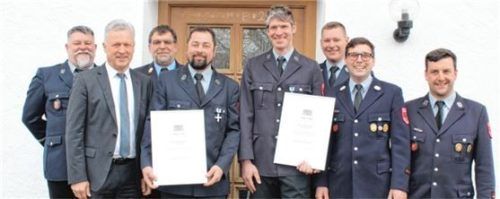 Bei der Ehrung: (von links) Zweiter Kommandant Johannes Herzog, Bürgermeister Rudolf Leitmannstetter, Kreisbrandinspektor Franz Hochhäuser, die Geehrten Johann Bauer junior und Thomas Treml, Jugendwart Andreas Kohrs, Kommandant Michael Beier und Vorsitzender Markus Sturainer. Foto re