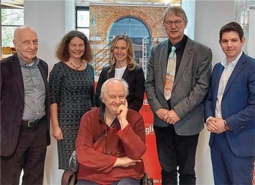 Bei der Eröffnung: (von links) Professor Dr. Christan Feest, Dr. Jennifer Morscheiser, Holger Freiherr von Neuhoff, Professor Dr. Nicole Richter, Professor Dr. Martin Meschede und Florian Englert. Foto Stöppler