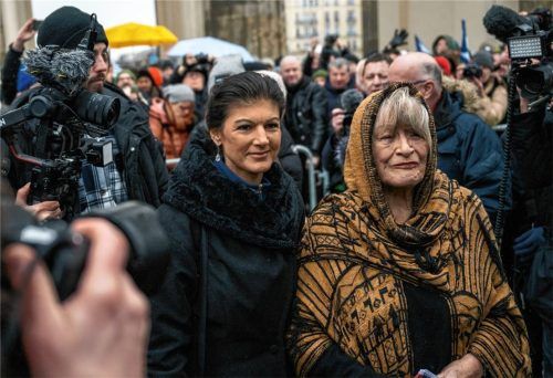 Bei der Friedensdemo von Sahra Wagenknecht (links) und Alice Schwarzer in Berlin forderten mehrere tausend Menschen stärkere Bemühungen um Verhandlungen mit Russland im Ukraine-Krieg. Foto dpa