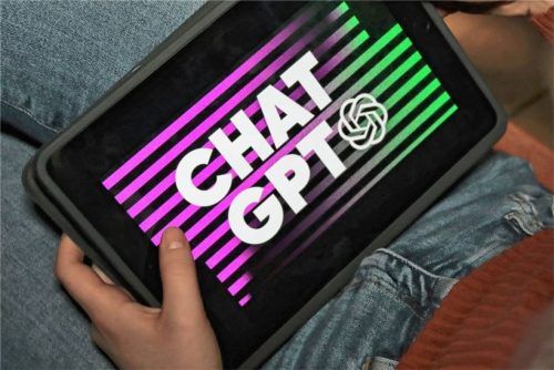 Bei der KI-Anwendung ChatGPT kann der Benutzer über Texteingabe mit dem Computer menschenähnlich kommunizieren. Das Besondere ist, dass ChatGPT aus der Unterhaltung lernt. Künftig könnte der Chatbot auch in Unternehmen zur Texterstellung oder im Kundenservice zum Einsatz kommen.Foto dpa