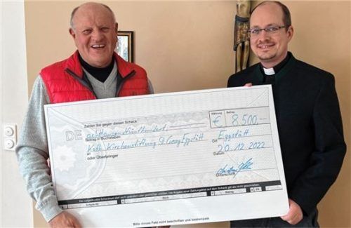 Bei der Scheckübergabe: (von links) Bürgermeister Christian Glas und Pfarrer Andreas Przybylski. Foto re