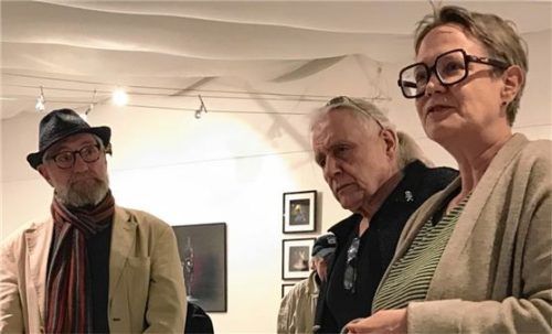 Bei der Vernissage: (von links) Richard Lindl, Michael Königer und Martina Thalmayr, Vorsitzende des Kunstvereins. Foto bößwetter