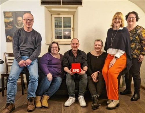 Bei der Versammlung trafen sich (von links) Kassier Klaus Jordan, Schriftführerin Angelika Rösner, Landtagskandidat Thomas Frank, Beisitzerin Susanne Hilger sowie die beiden Vorsitzenden Britta Promann und Judith Schäfer. Fotos re