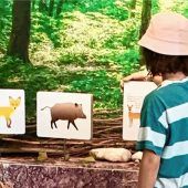 Kinder basteln Kunstwerke aus Holz