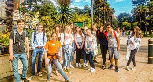 Bei Sprachreisen sind Kinder und Jugendliche oft das erste Mal ohne die Eltern im Urlaub - aber dafür unter vielen Gleichgesinnten. Foto djd/www.panke-sprachreisen.de