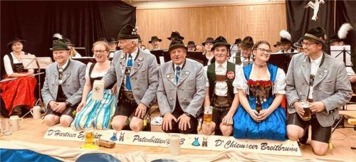Beim „Holzscheid knien“ (von links): Zweiter Vorsitzender und Festleiter Ludwig Estner, Kassierin Anna Leutner, Erster Vorsitzender Sigi Hundhammer, Bürgermeister und Schirmherr Christian Glas, Vorplattler Seppi Ettenhuber, Dirndlvertreterin Magdalena Osterauer und Fähnrich Michi Niedermeier. Foto re