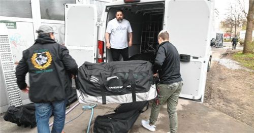 Bereits vor den Spielen wird von allen angepackt: Bei den schweren Taschen mit den Torhüterausrüstungen müssen zwei Leute mithelfen. Equipment Manager Florian Führer (hinten) verstaut das große Teil im Materialbus. Foto Hans-Jürgen Ziegler