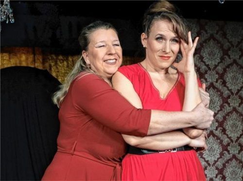 Beste Freundinnen: Nickie (Daniela Mayer, links) macht Charity (Judith Blauth) immer wieder Mut.Foto Siegfried Schönacher
