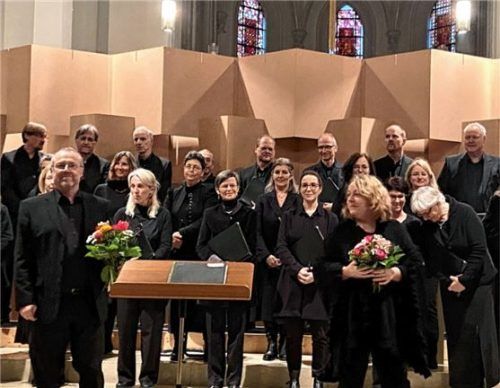 Bewegt nehmen Konrad Heimbeck und Anne Horsch (beide mit Blumen) und der Kammerchor den Applaus entgegen. Foto janka