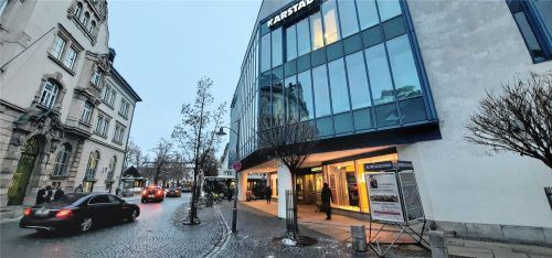 Bisher ein Mittelpunkt in Rosenheims Innenstadt: die Karstadt-Filiale. Doch die Stadt müsse auch ohne Karstadt funktionieren, mahnt Andreas Bensegger von der IHK. Foto Michael Weiser