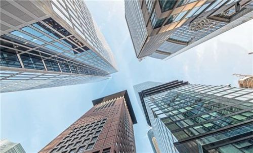 Blick nach oben in die Frankfurter Hochhausschluchten: Der Finanzmarkt in Deutschland schlägt wieder höhere Wellen. Foto Helmut Fricke/dpa