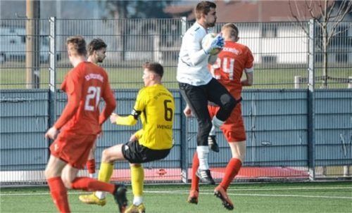 Bruckmühls Torhüter Markus Stiglmeir ist vor Christoph Wengler am Ball. Foto Ruprecht