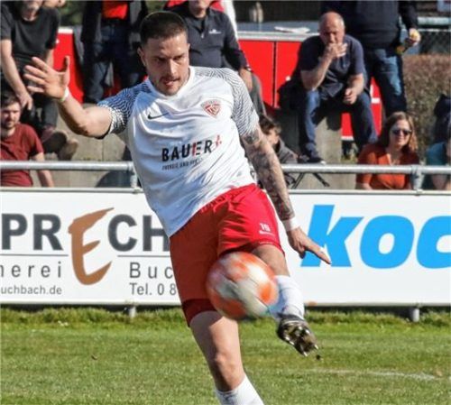 Buchbachs Marcel Spitzer musste in Heimstetten mit der Ampelkarte vom Feld.Foto Michael Buchholz