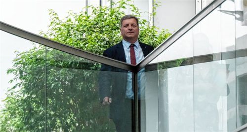 Christian Bernreiter geht über den Gang in der Staatskanzlei zur Sitzung des bayerischen Kabinetts. Foto dpa