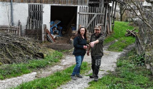 Da kommt das Wasser runter: Carmen Spohn und Philipp Wimmer werfen der Gemeinde Söchtenau vor, dass diese nichts gegen die Überschwemmungen ihres Hofes in Untershofen tut. Obwohl diese erst seit der Dorferneuerung vorkämen. Foto Schlecker