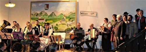 Das große Ensemble bot zum bunten Abend des Historischen- und Heimatvereins Pang einen Mix aus Musik, Sketchen und Gedichten.Foto Knarr