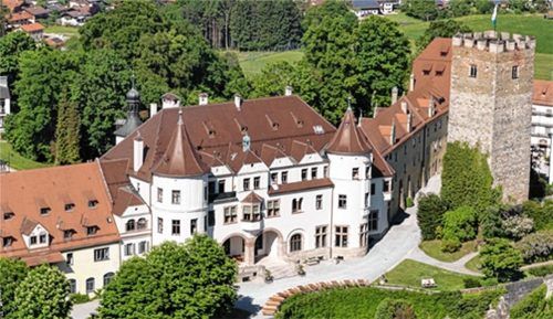 Das Internat im Schloss Neubeuern ist ab sofort Teil der bundesweiten Talentförderung MINT-Plus: In den neuen Laboren sollen Schüler künftig noch mehr ausprobieren können. Foto Re