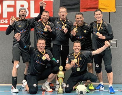 Das mit Gold dekorierte MTV-Team: Colin Bäßler, Günter Ortmeier, Knut Fischer, Abdilaziz Lamharraf, Christian Weiß (hinten von links), Steve Schmutzler und Marcel Hebling (vorne von links).Foto Weiß