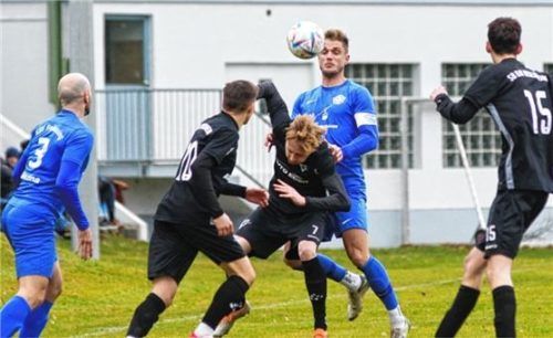 Das Spiel in Freilassing gegen den SB Rosenheim war eine Stunde lang hart umkämpft.Foto Deiter