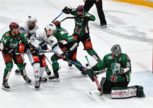 Das Starbulls-Gehäuse war in den meisten Spielen der Hauptrunde gut behütet – so wie hier von Andi Mechel und seinen Verteidigern.Foto Hans-Jürgen Ziegler