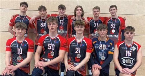 Das Team des TSV Mühldorf (stehend von links): Felix Schinko, Fabian Schroeter, Maxi Himsl, Henri Mestel, Quirin Nennhuber, David Geisberger; Kniend von links: Sven Stömmer, Kilian Haugg, Quentin Wöls, Noah Meier, Adrian Moor.Foto TSV Mühldorf