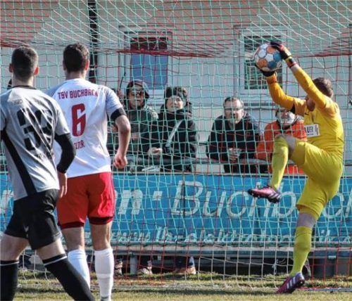 Das Tor des Tages: Buchbachs Keeper Daniel Maus kann den Ball erst hinter der Linie fixieren. Fotos Michael Buchholz