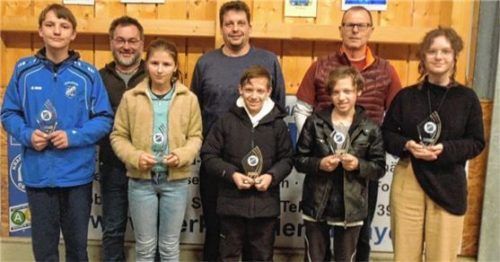 Das Trainerteam (hinten von links) Erdmann Lerch, Michael Neumeier und Erwin Bauer mit den erfolgreichen Meisterschaftsteilnehmern (vorne, von links) Nico Aigner, Franziska Ramsteiner, Sebastian und Florian Neumeier sowie Maria Menzel. Foto Sollinger