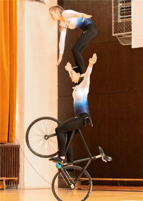 Das Zweier-Paar Elisa Hausmann und Jana Pfann zeigte erstmals den Steuerrohrsteiger-Schulterstand und holte sich den Sieg.Foto Judith Fürstenberg