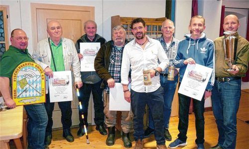 Den schwersten Fisch angelte Elmar Schaffer (rechts) und erhielt dafür eine Ehrung. Eine Ehrung vergab (von links) Vorsitzender Jürgen Steeb außerdem an Erich Fust, Ludwig Hofbauer und Jaroslav Karol für zehn Jahre Vereinszugehörigkeit, Toni Hoiß und Jürgen Kiehl für 25 Jahre sowie Viktor Wagner für zehn Jahre.Foto auer