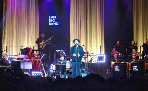 Der Auftritt von Max Mutzke und SWR Big Band riss die Gäste von den Stühlen, es wurde getanzt, gegroovt und gesungen. Foto friedrich