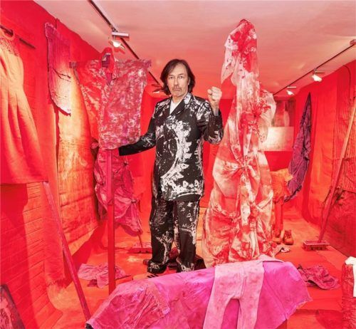 Der Berliner Toni Wirthmüller zeigt im Ganserhaus seine Installationen, bei denen die Farbe Rot eine entscheidende Rolle spielt. Foto Ingolf Hatz