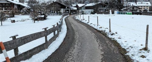 Der Kölner Weg erscheint für ein höheres Verkehrsaufkommen etwas schmal. Rechts von der Straße sollen drei Einfamilienhäuser errichtet werden.Foto  Hoffmann