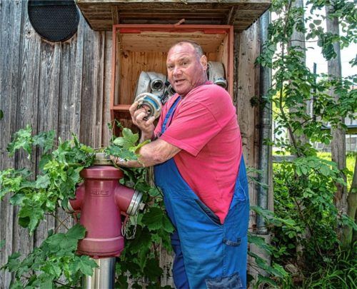 Der neue Ehrenkommandant Sepp Piezinger war und ist ein Mann der Praxis, der auch Details nicht aus dem Blick verliert. Foto THOMAE